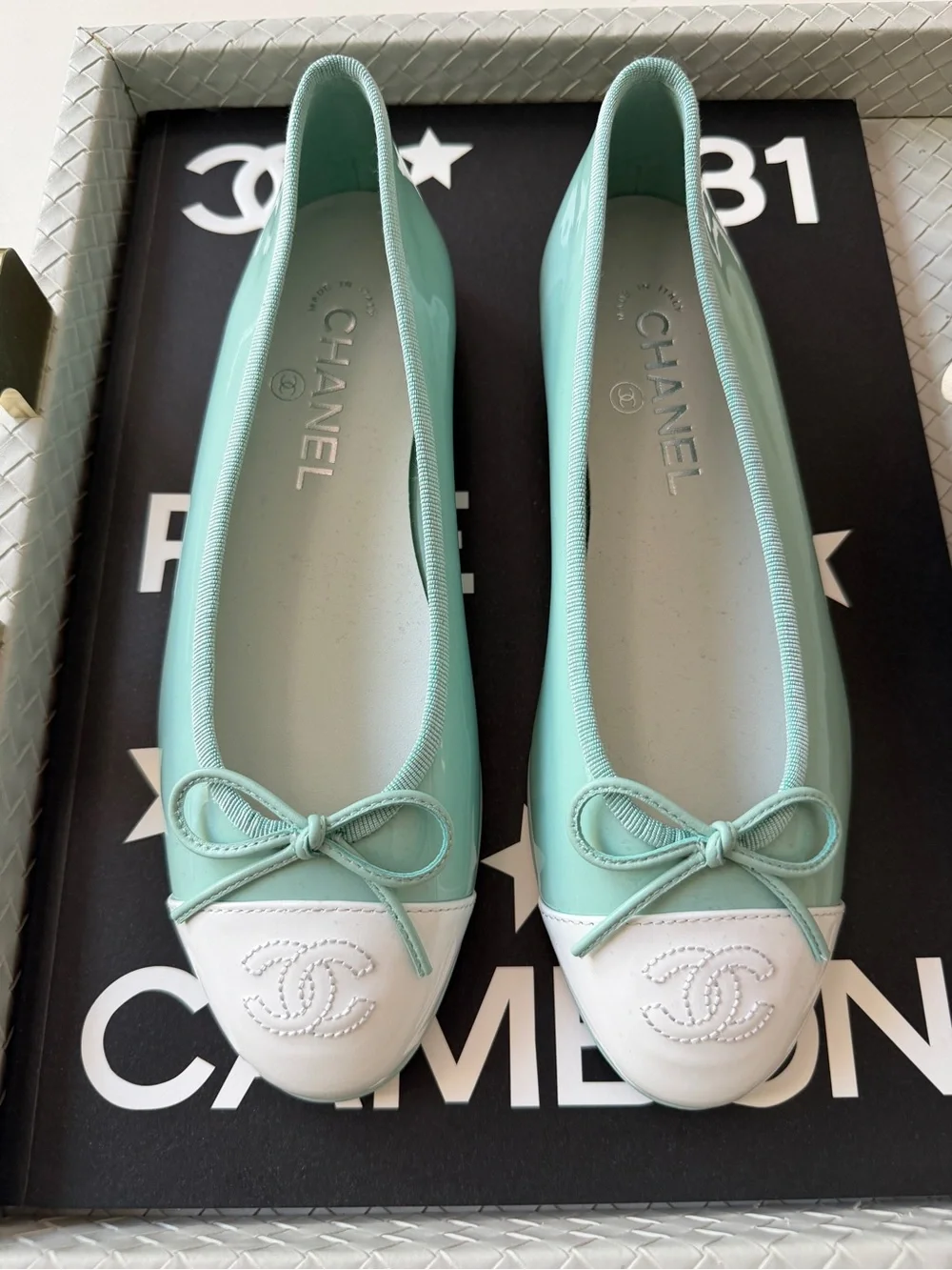 CHANEL MINTY TURQUOISE GREEN PATENT LEATHER WHITE CC CAP TOE BALLET FLATS 37 C